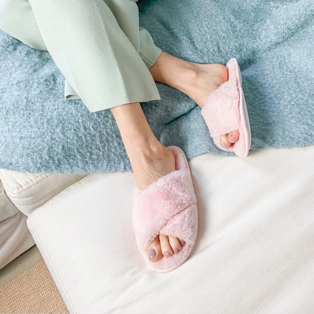 Splendid faux fur slippers